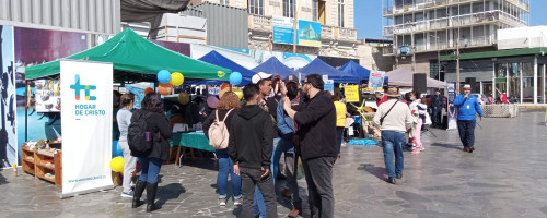 FUNDACIÓN MADRE JOSEFA IQUIQUE ASISTE A PLAZA DE LA SOLIDARIDAD JUNTO A OBISPO DE LA REGIÓN 