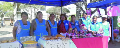 Mujeres demuestran sus emprendimientos en feria