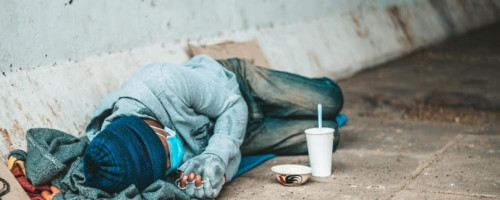 La pandemia de la exclusión y la indiferencia: el drama de vivir en la calle cuando comienza el invierno