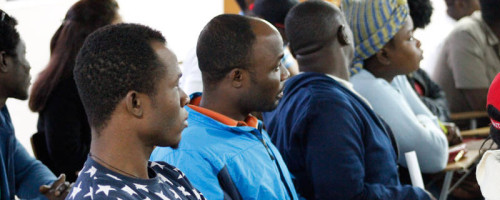 Migrantes haitianos de Talca aprenden español junto a la Universidad Católica del Maule.