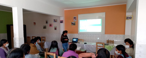 Madres de los círculos de familia retoman capacitaciones con modalidad semipresencial  luego del confinamiento por pandemia  